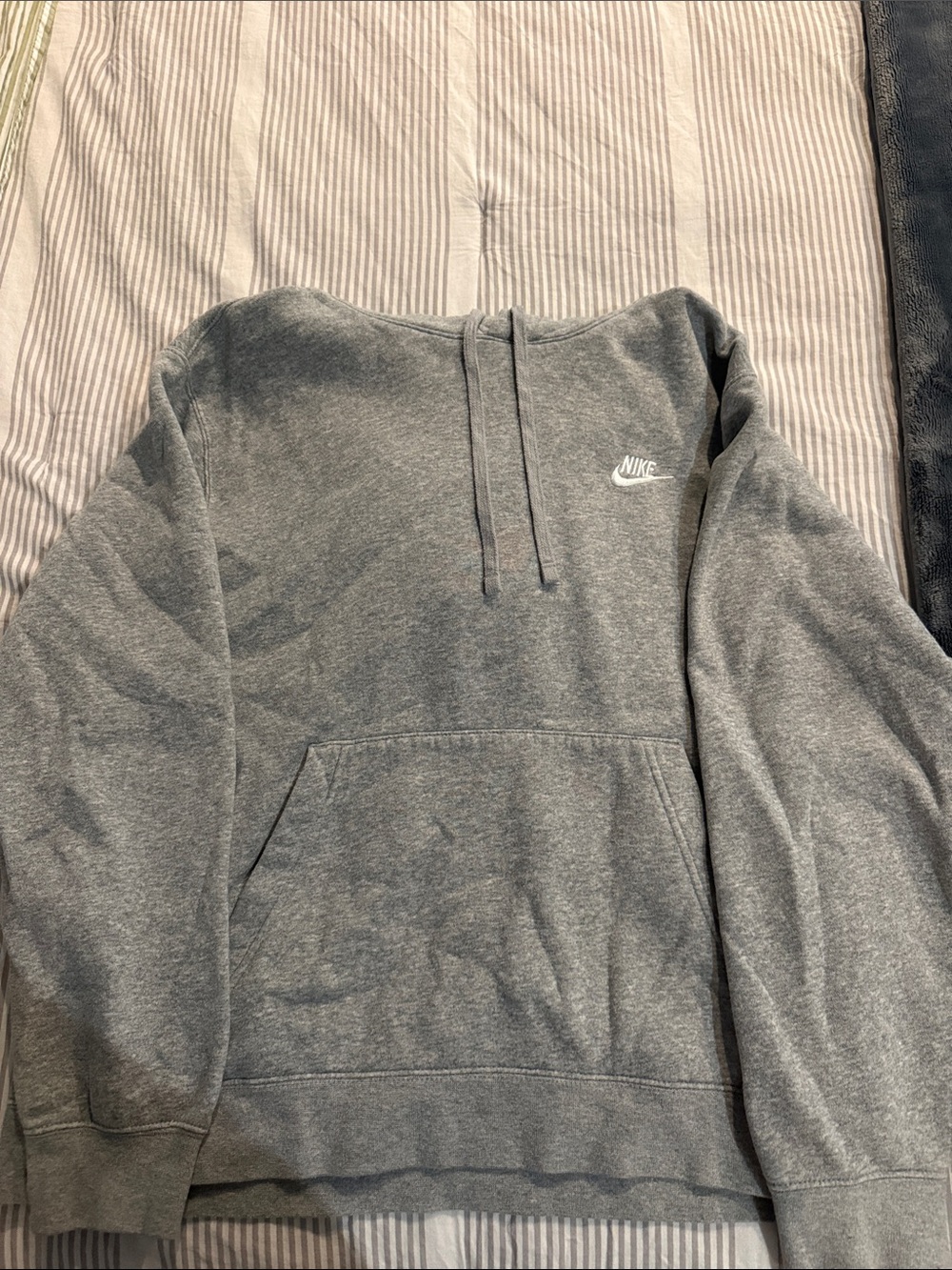 Women’s Nike Gray Crewneck Pullover Sweatshirt